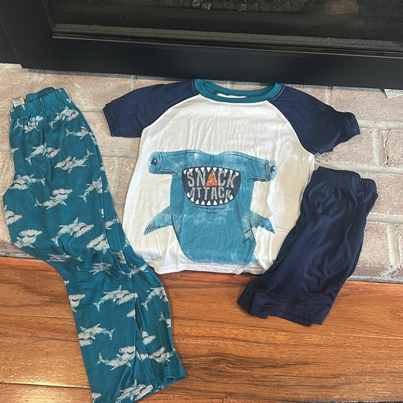 Boys size 8 pj bundle - Picture 3 of 6